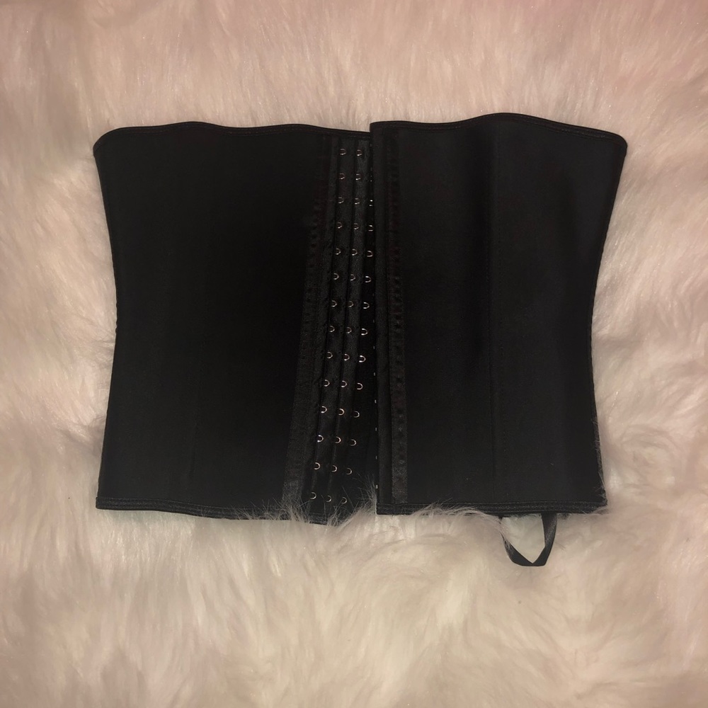 Brand new latex waist trainer! 🖤